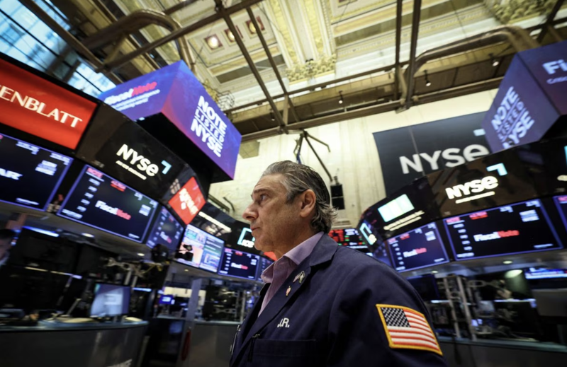 Chứng khoán Mỹ đuối sức sau báo cáo bán lẻ, giá dầu chờ tin chuyến thăm Israel của ông Biden