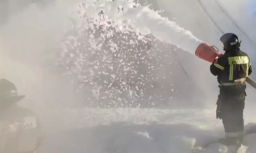 Hai nhà máy lọc dầu của Nga bốc cháy sau khi bị tấn công bằng UAV