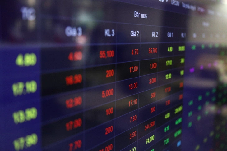 Chứng khoán đỏ với thanh khoản ‘khủng’ gần 2 tỉ USD, điều gì xảy ra?